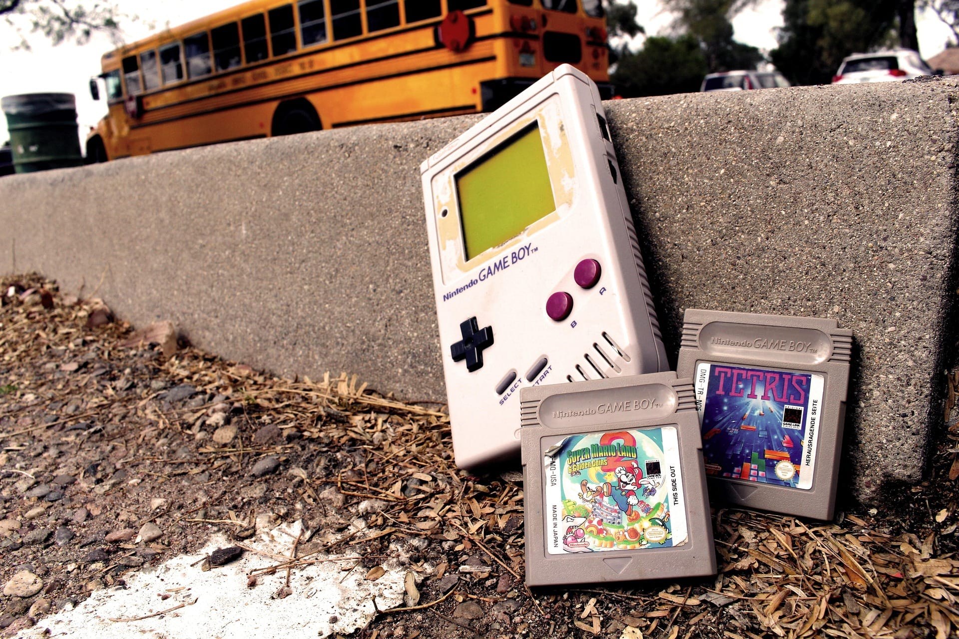 Eski bir Game Boy ve oyun kartuşları